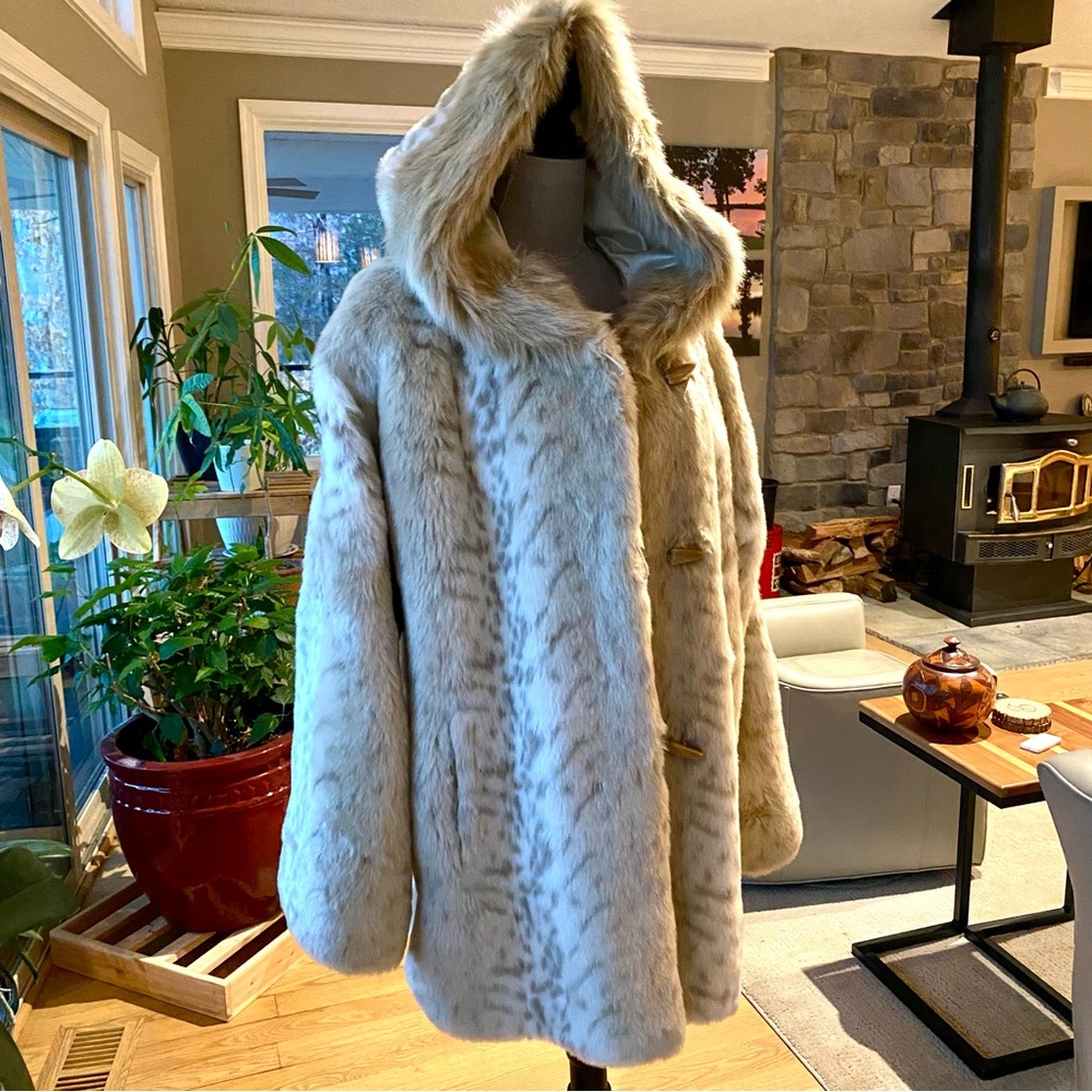 Stunning Faux Fur Winter-White & Cream Coat with Hood ! SPECTACULAR , SO SOFT ♥️